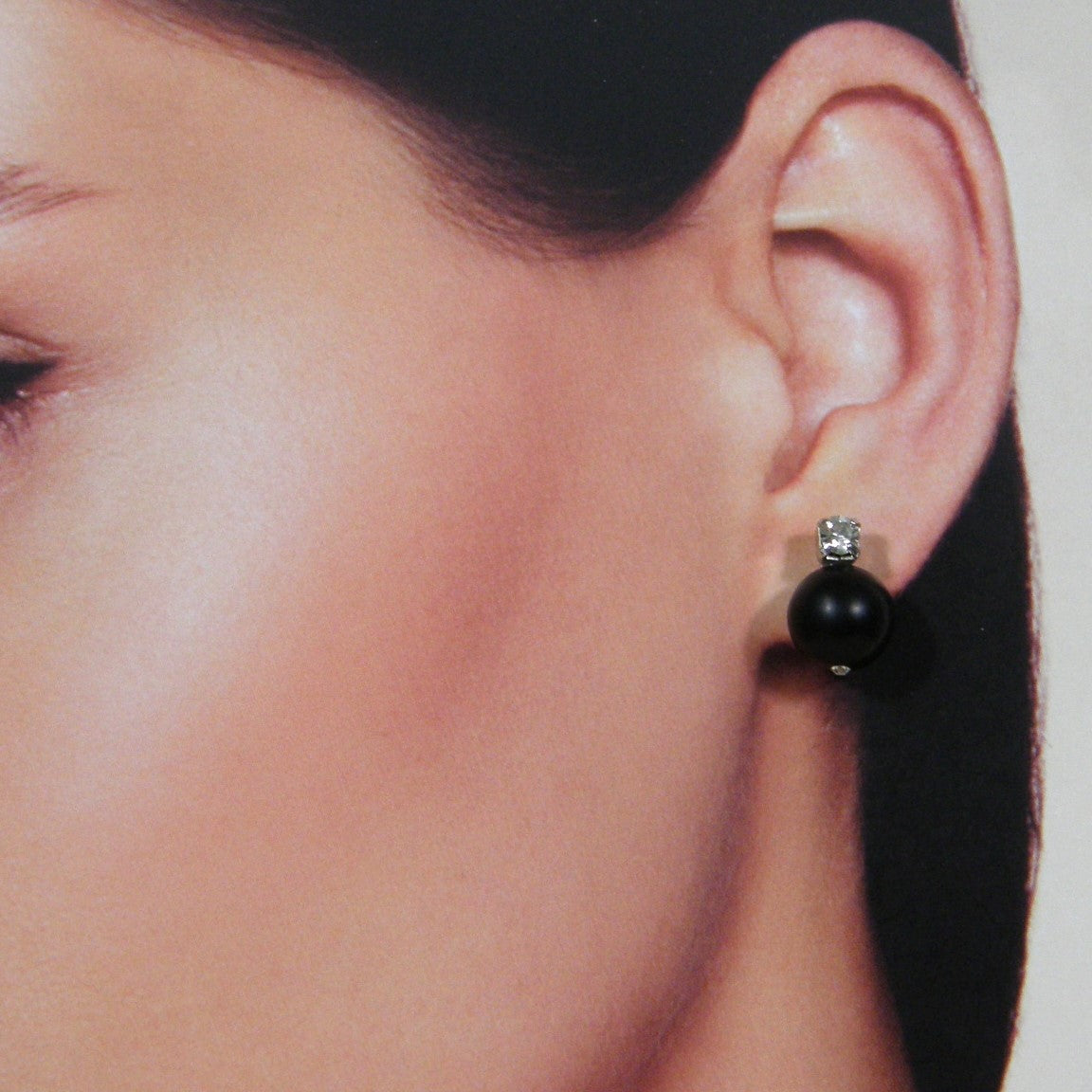 Zilveren oorsteker met gematteerde Onyx edelsteen en Strass kroontje
