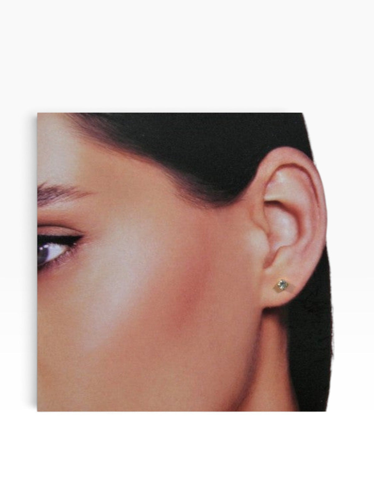 mijnsieradenshop.com gold mini stud earring with a sparkling rhinestone worn on a woman's ear