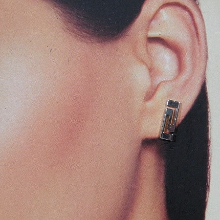 Kleine silberne Ohrstecker mit griechischem Muster