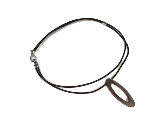 Makuti collier met hanger van edelstaal ingelegd met een 0.01ct diamant en ebony hout.