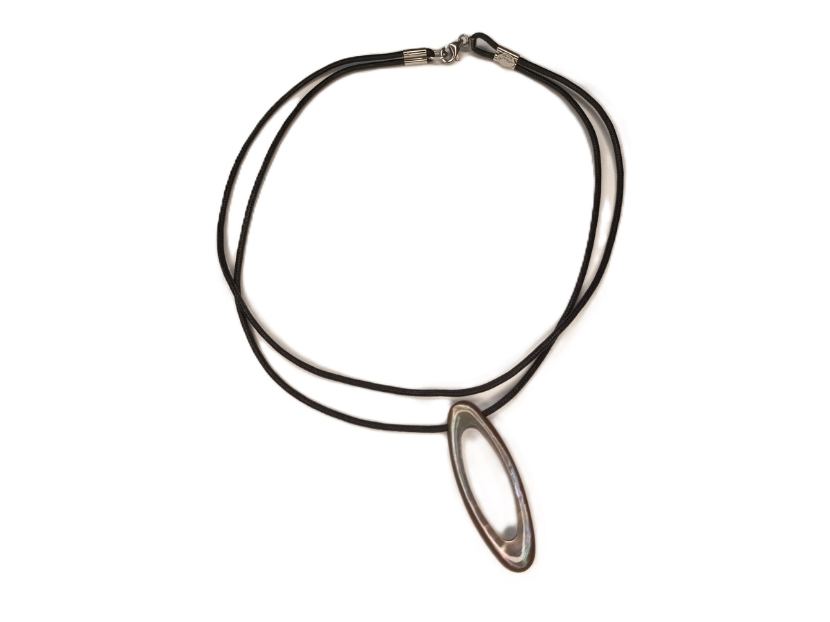 Makuti collier met hanger van edelstaal ingelegd met een 0.01ct diamant en parelmoer.