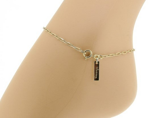 mijnsieradenshop.com Gesloten Forever goudkleurig enkelbandje met een delicate ketting van 2,5 mm en een klein merklabeltje aan de enkel.